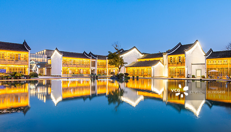 杭州余杭区仓前街道梦想小镇夜景 杭州特色小镇 互联网创业基地 仿古商业街 中式传统建筑  历史街区图片素材