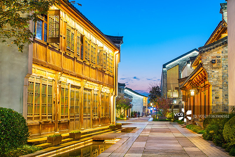 杭州余杭区仓前街道梦想小镇夜景 杭州特色小镇 互联网创业基地 仿古商业街 中式传统建筑  历史街区图片素材