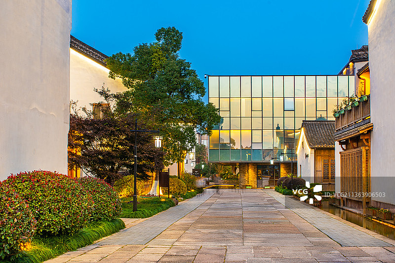 杭州余杭区仓前街道梦想小镇夜景 杭州特色小镇 互联网创业基地 仿古商业街 中式传统建筑  历史街区图片素材