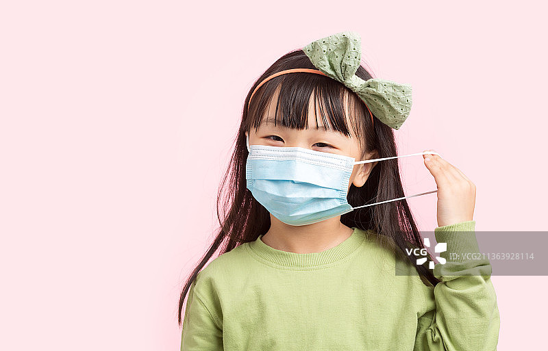戴口罩的小女孩图片素材