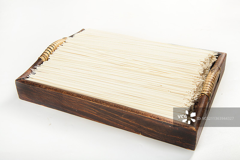 木盘里的手工面图片素材