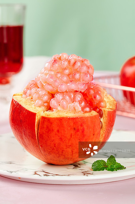 盘子里的甜石榴图片素材
