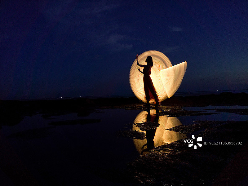 海边光绘人像图片素材