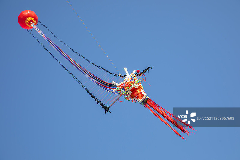 用气球帮忙放飞龙风筝图片素材