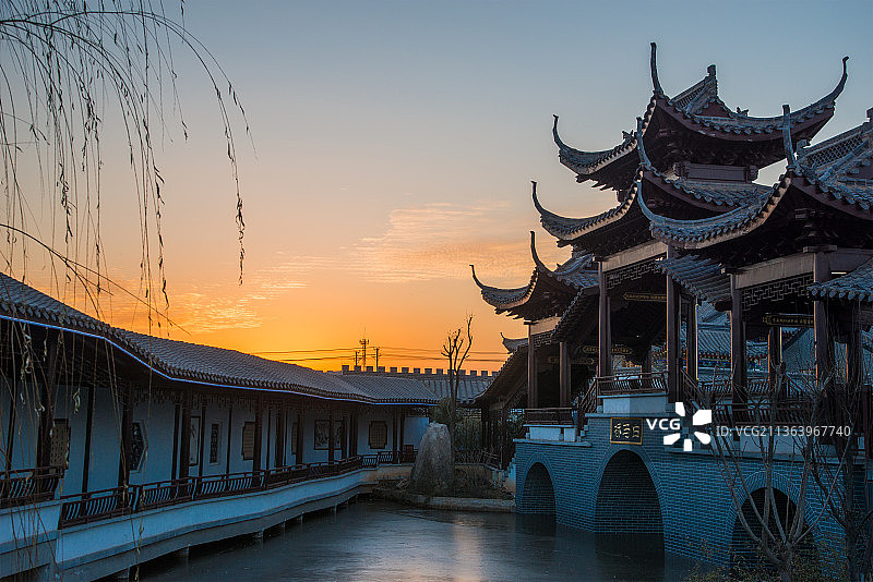 亭台楼阁迎朝阳图片素材