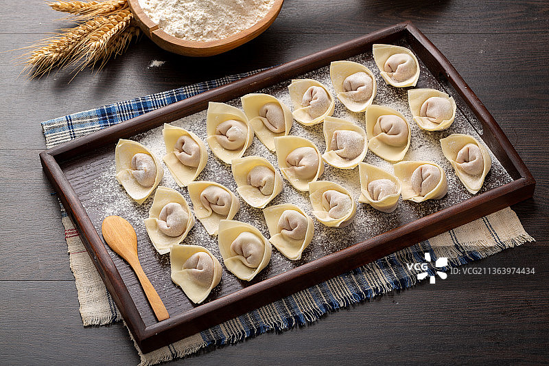 盘子里包好的馄饨整齐摆放图片素材
