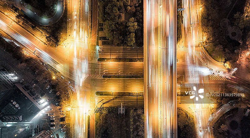 夜晚暖色灯光下的高速和城市道路图片素材