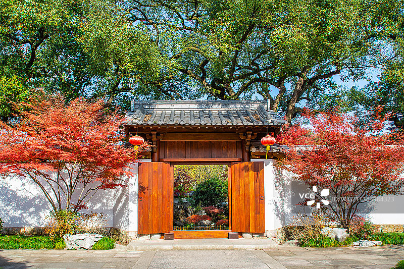 中式庭院门 仿古传统门头 杭州地标景点净寺风光 西湖畔净慈禅寺秋景 净慈寺传统寺庙建筑景观图片素材