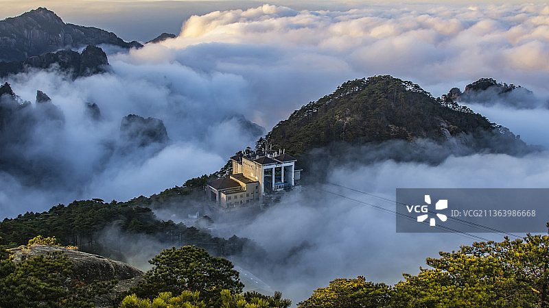 晨曦云海中的黄山丹霞站图片素材