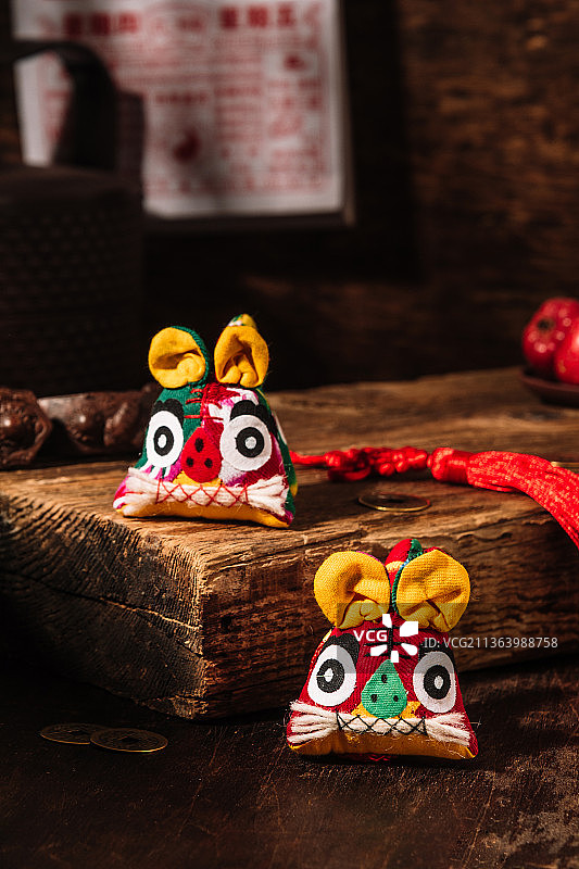 中国风木纹桌子上的传统工艺品布老虎图片素材
