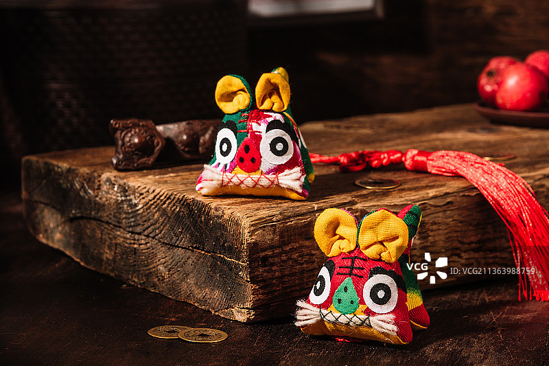 中国风木纹桌子上的传统工艺品布老虎图片素材