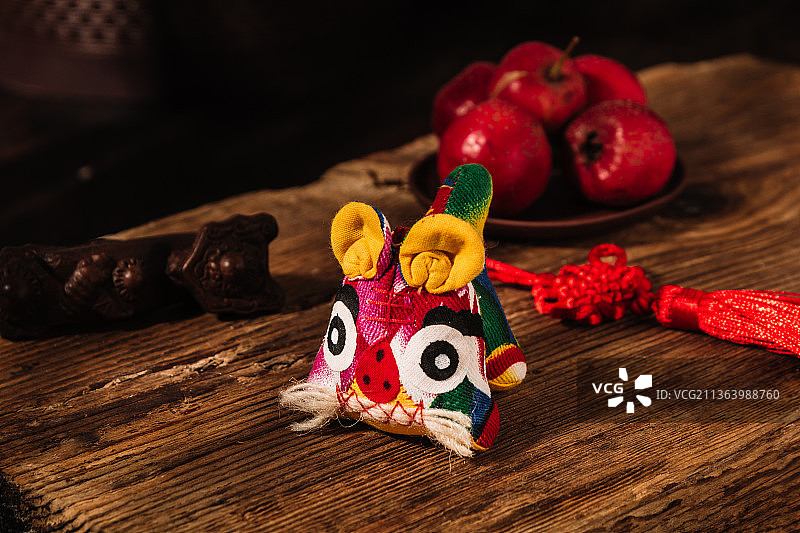 中国风木纹桌子上的传统工艺品布老虎图片素材