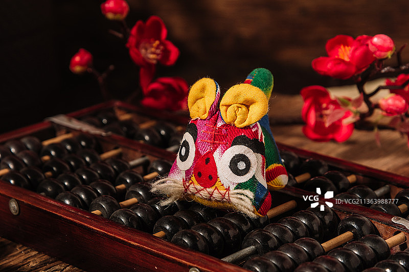 中国风木纹桌子上的传统工艺品布老虎图片素材