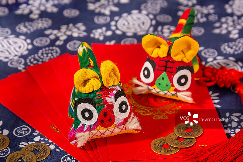 中国风青花布料上的布老虎图片素材