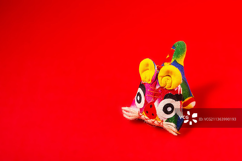 中国红色背景上的布老虎图片素材