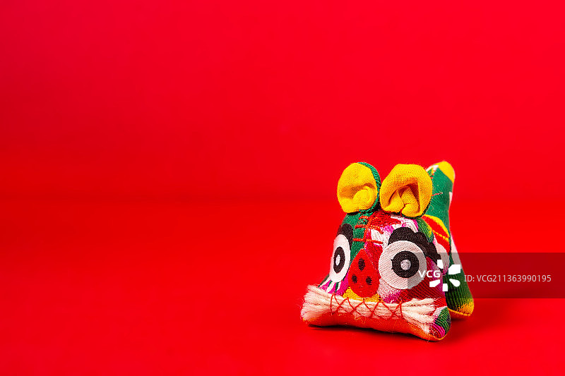中国红色背景上的布老虎图片素材