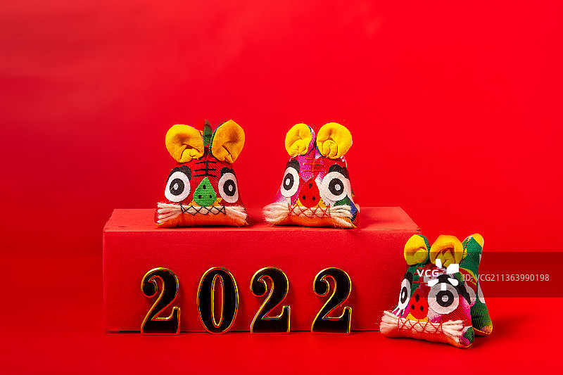 中国红色背景上的布老虎图片素材