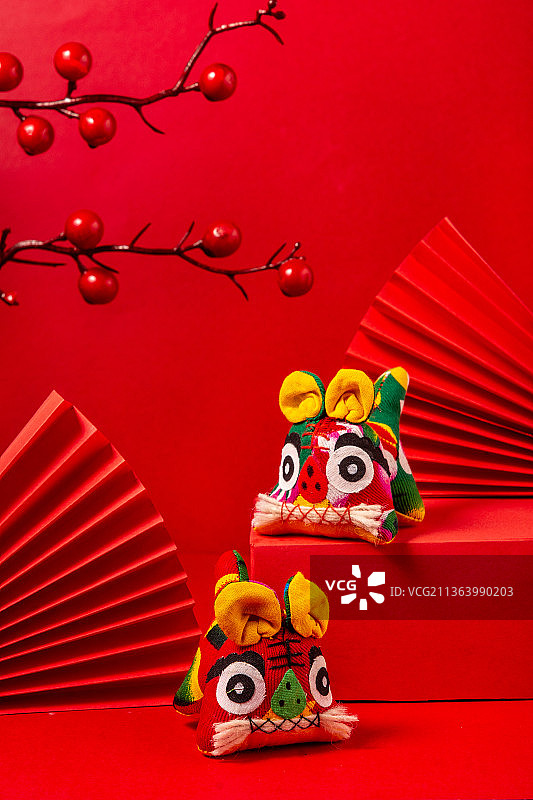 中国红色背景上的布老虎图片素材