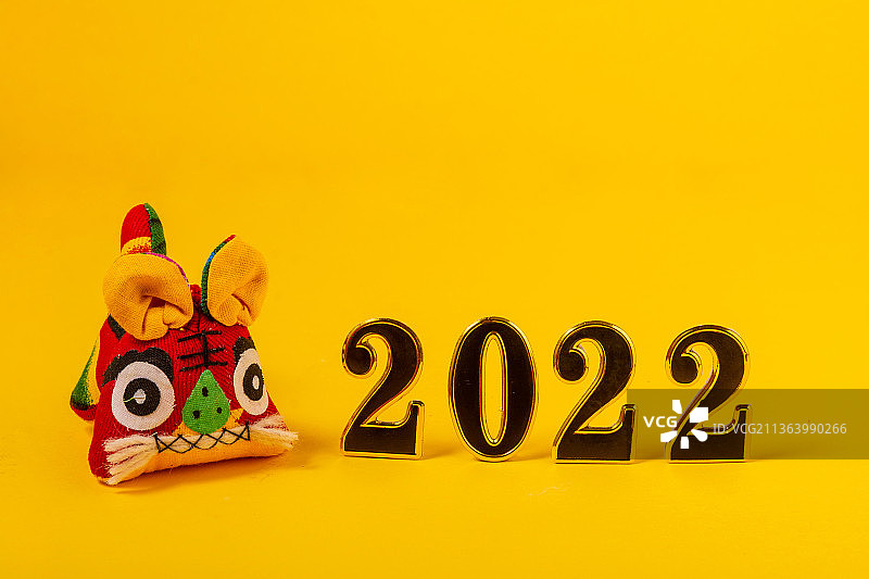 黄色背景上的布老虎图片素材