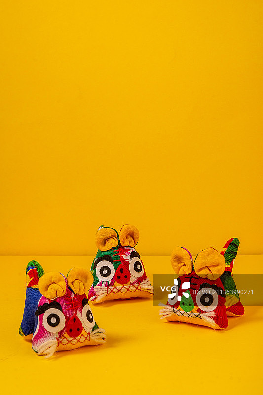 黄色背景上的布老虎图片素材