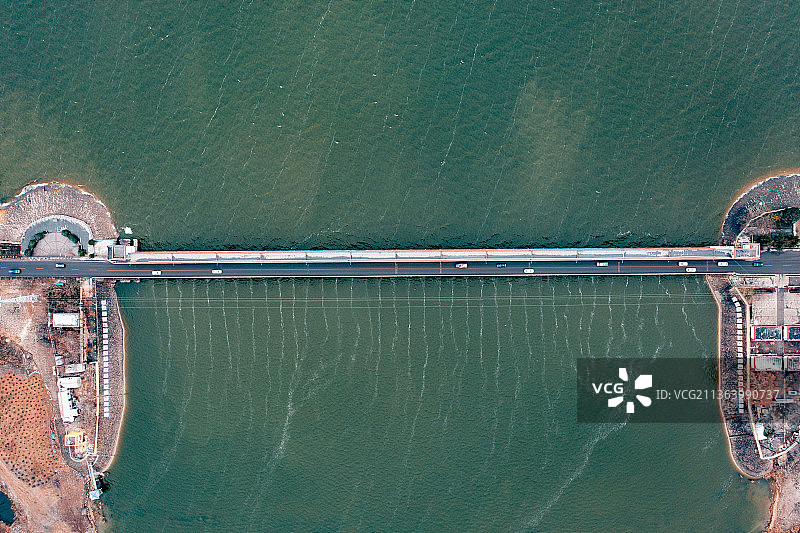 俯瞰微山湖湖上的欢城二级坝节制闸图片素材