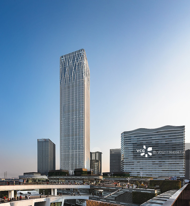 午后蓝天下的上海前滩太古里商业区图片素材