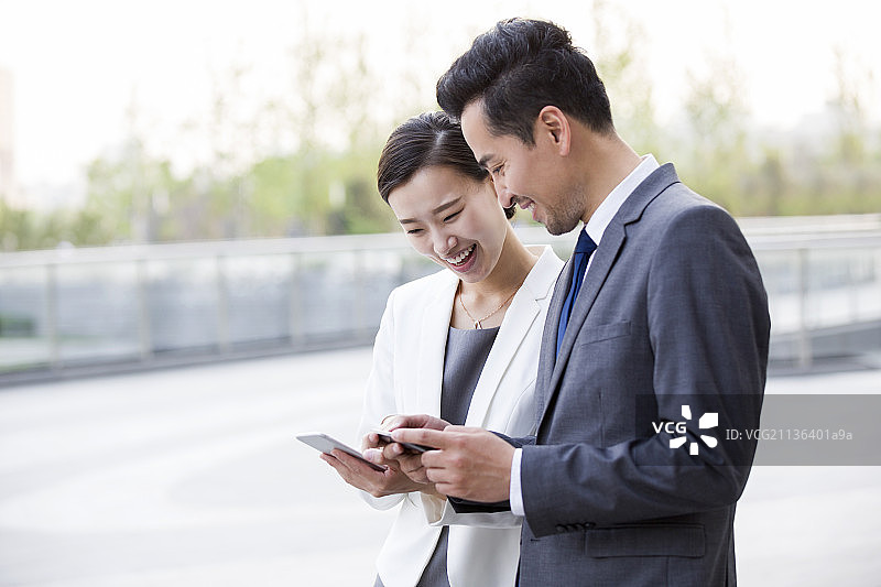 商务人士使用手机图片素材