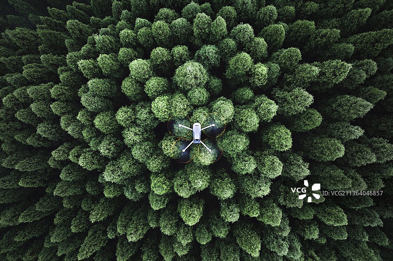 飞行的Mavic3图片素材