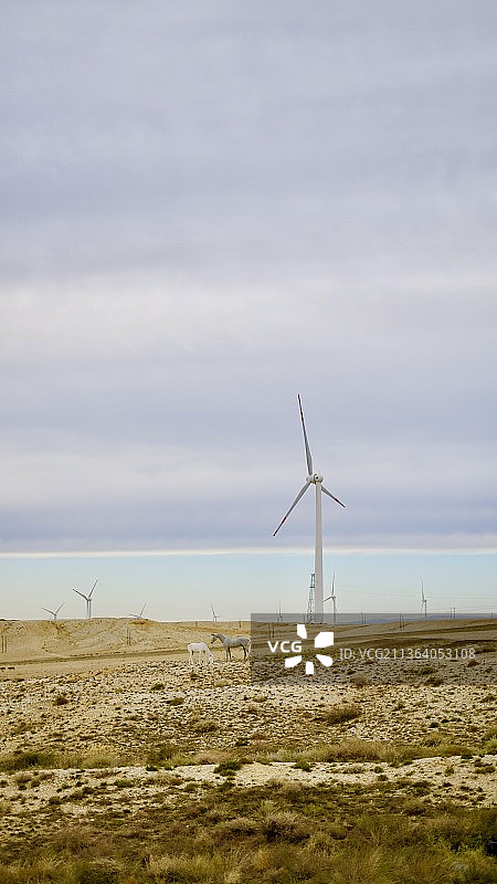 新疆克拉玛依五彩城：云层下的风力发电机图片素材
