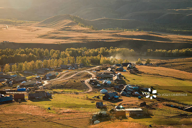 中国新疆阿勒泰白哈巴村秋天美丽的乡村牧场田园风光图片素材
