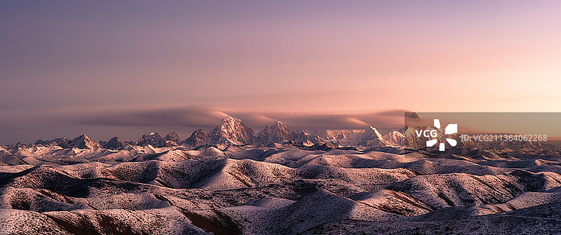 川西甘孜新都桥渔子溪贡嘎雪山日照金山图片素材