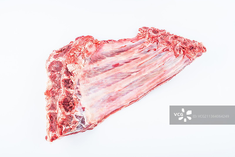 白背景上的新鲜牛排骨图片素材