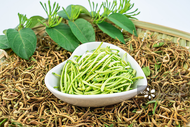 一碟晒干的金银花和新鲜金银花花苞图片素材