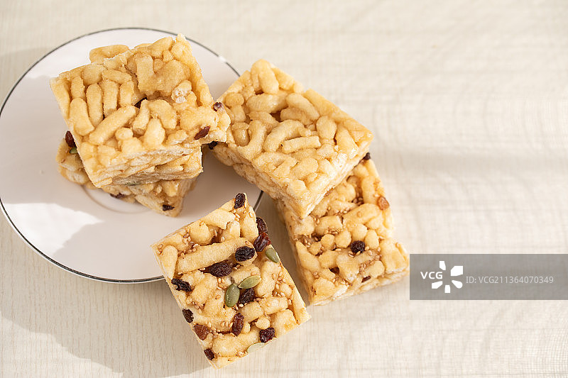 阳光下的沙琪玛下午茶图片素材