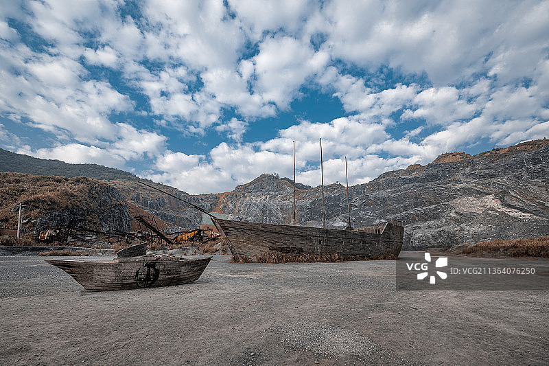 蓝天白云下的金华双龙风景区小冰岛九龙山矿山图片素材