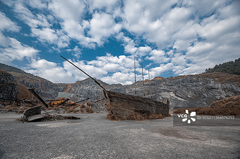 蓝天白云下的金华双龙风景区小冰岛九龙山矿山图片素材