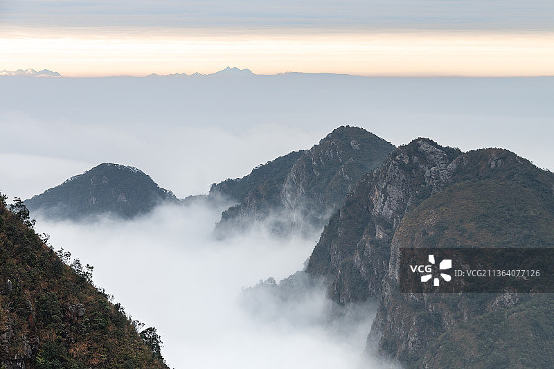 苍茫云海间图片素材