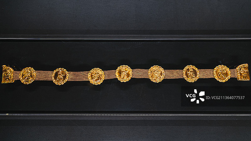 青海省博物馆藏文物——包金西方神祇人物连珠饰牌银腰带 （唐代）图片素材