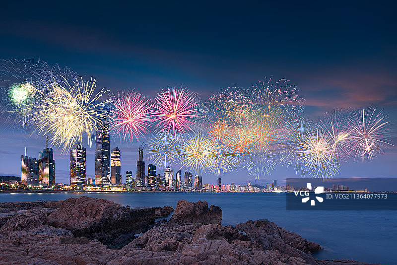 燃放焰火的青岛城市夜景图片素材
