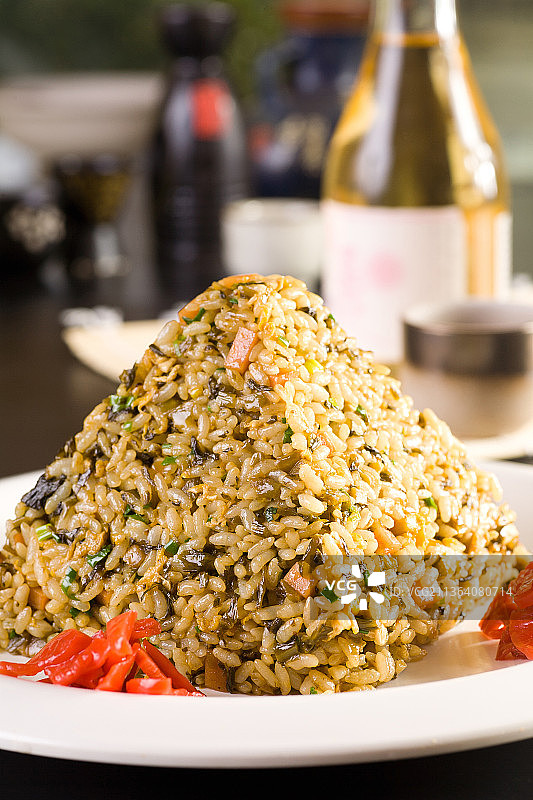 一盘培根酸菜炒饭图片素材