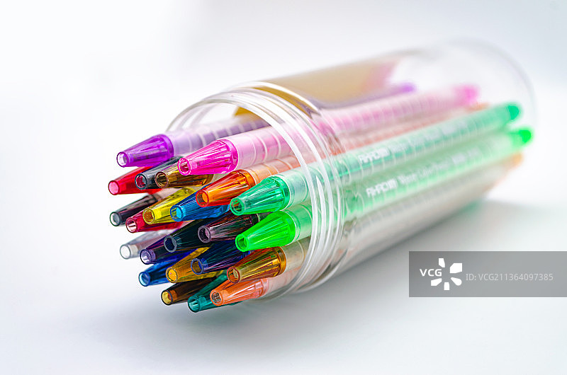 亚洲中国内室内影棚拍摄静物，一笔筒的彩色闪光笔图片素材