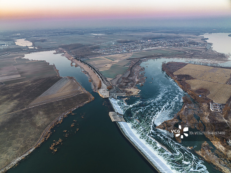 山东泰安大清河东平贷村坝支流图片素材