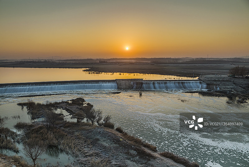 山东泰安大清河东平贷村坝日出（低视角）图片素材