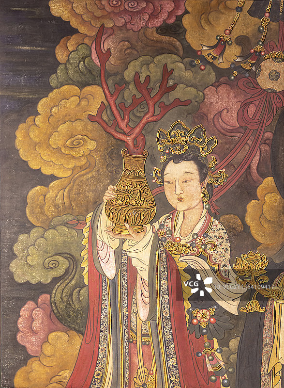 北京市石景山区法海寺壁画：托花瓶侍女（大梵天侍女，托花瓶，瓶内插红珊瑚。位于北墙东壁）图片素材
