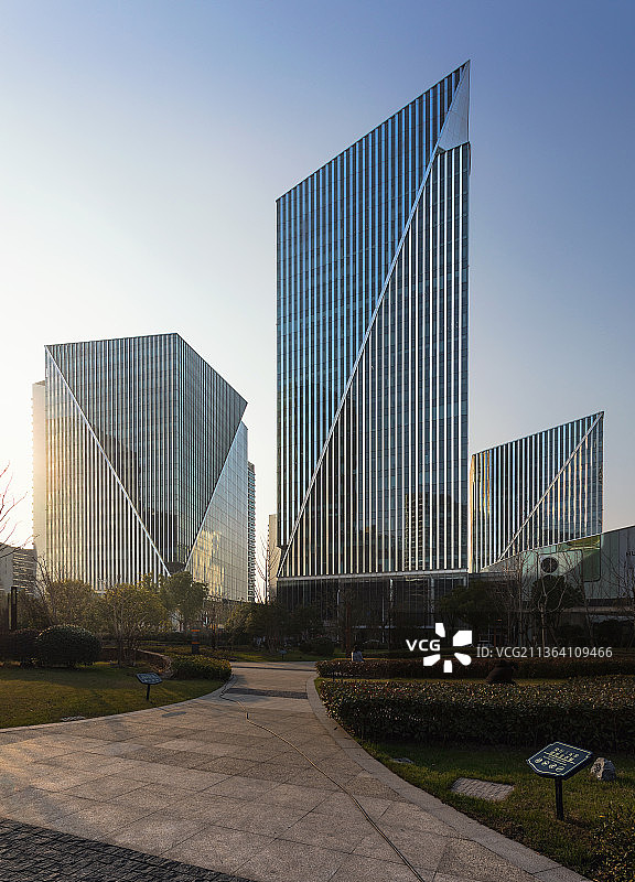 午后逆光上海晶耀前滩办公楼群图片素材