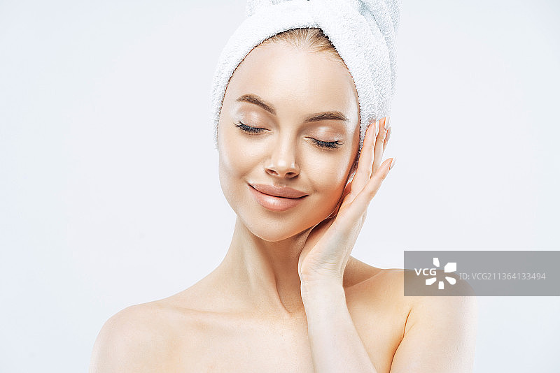 裹着浴巾闭目养神的女人图片素材