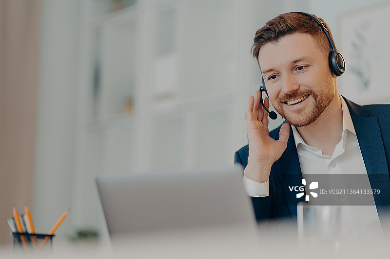 快乐的男士在家用电脑进行网络会议。图片素材