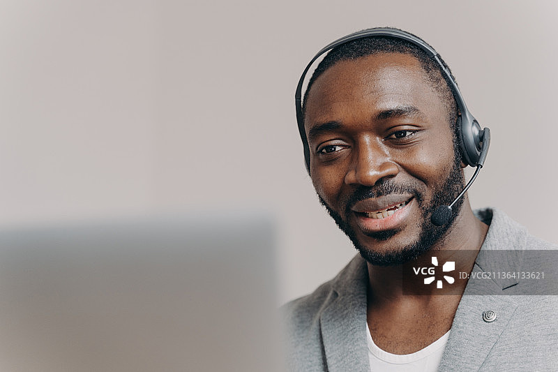 与客户交谈的非裔美国男人呼叫中心客服图片素材