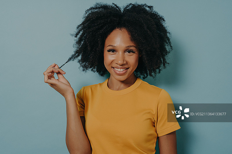 留着蓬松发型、笑容灿烂的美女图片素材