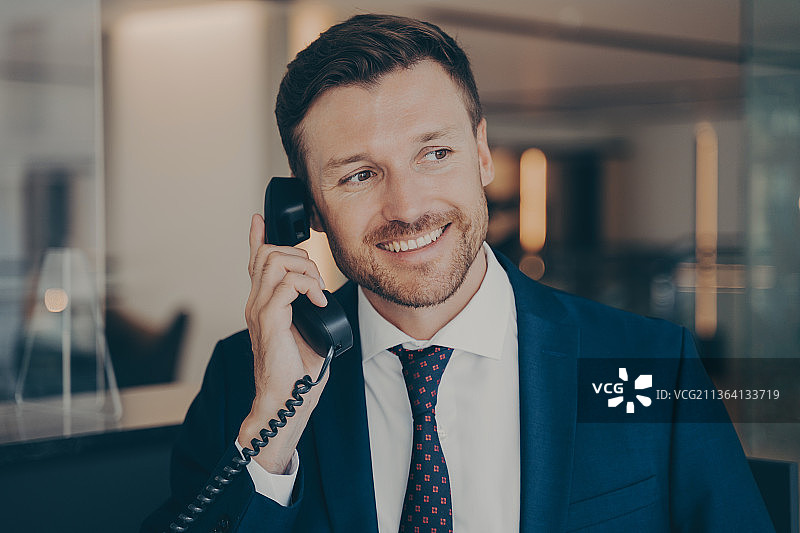打电话给妻子的男办公室职员图片素材